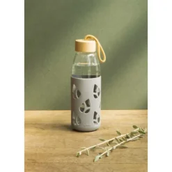 PEBBLY Bouteille en Verre avec Protection Silicone Gris 55 cl Hot