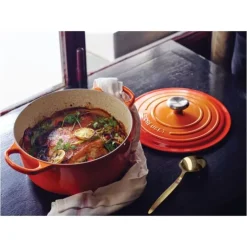 LE CREUSET Cocotte en fonte Ronde 26 cm Volcanique Signature Hot