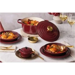 LE CREUSET Cocotte en Fonte Ronde 24 cm Garnet Bouton Doré Signature Best