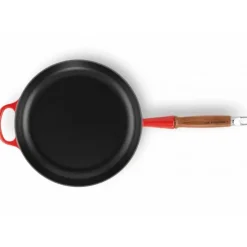 LE CREUSET Poêle en Fonte 28 cm Cerise avec Manche en Bois Signature New