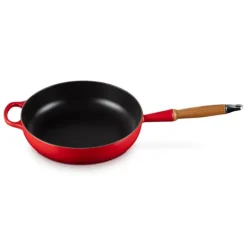 LE CREUSET Sauteuse en Fonte 28 cm Cerise avec Manche en Bois Signature Best