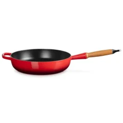 LE CREUSET Sauteuse en Fonte 28 cm Cerise avec Manche en Bois Signature Best