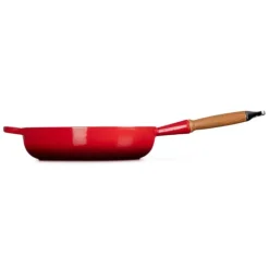 LE CREUSET Sauteuse en Fonte 28 cm Cerise avec Manche en Bois Signature Best